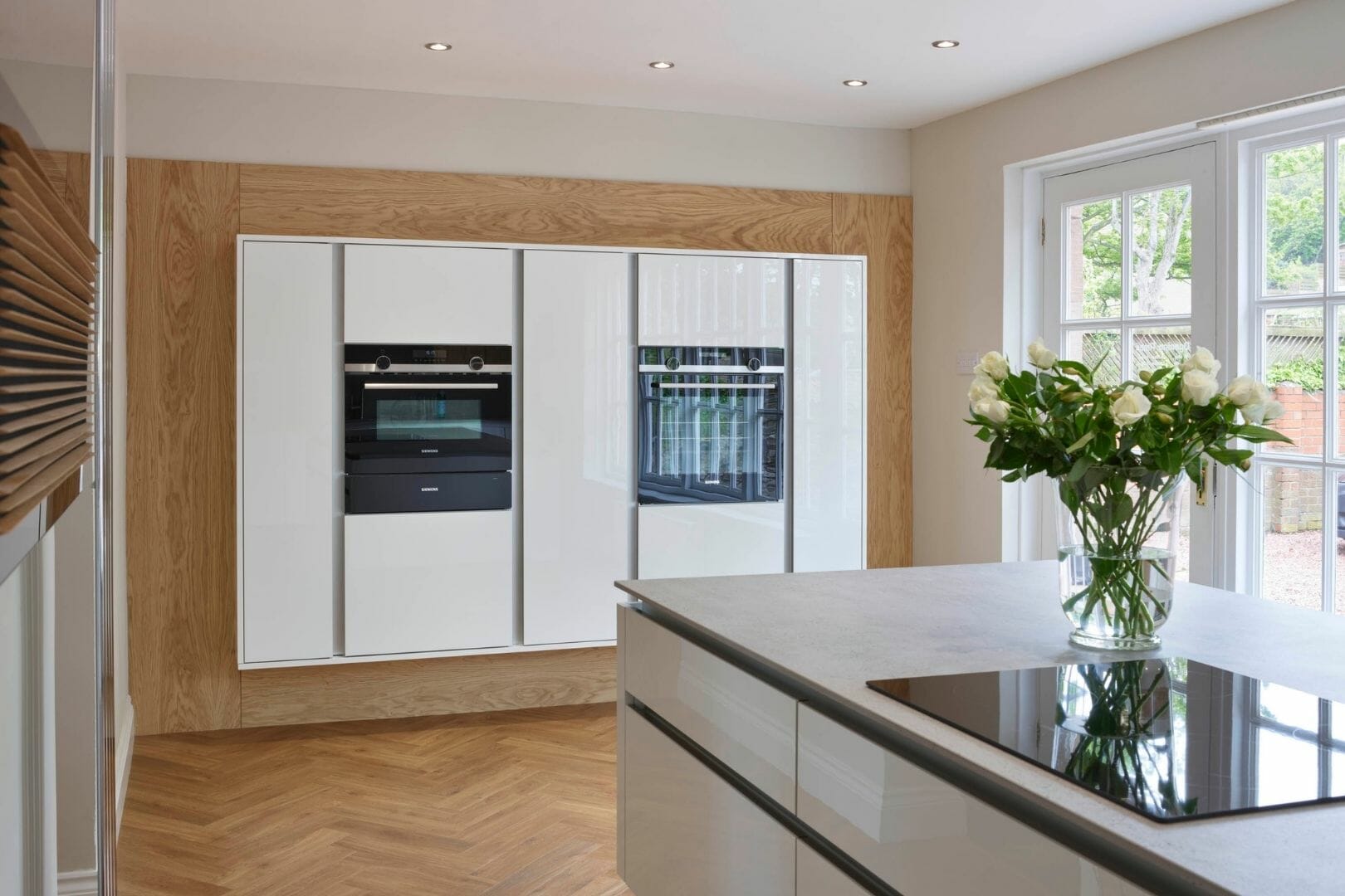 White and wooden modern handlesless kitchen